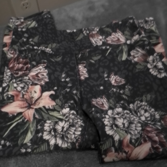 956-39) Evolution and Reaction women's Capri leggings - Picture 3 of 5